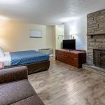 Econo Lodge Inn & Suites on the River