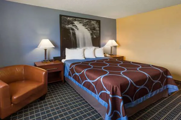 Super 8 by Wyndham Janesville 5