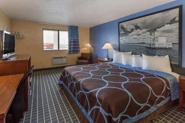 Super 8 by Wyndham Janesville 9