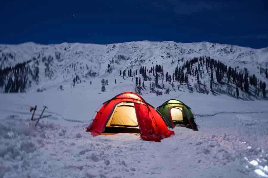 How to Stay Warm While Camping in Winter Weather: Expert Tips and Tricks