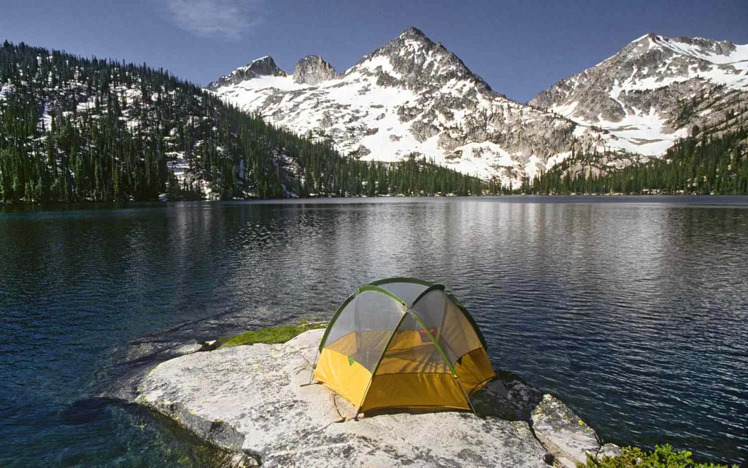 The Best Camping Sites for Fishing Enthusiasts – Top Destinations for Camping and Fishing