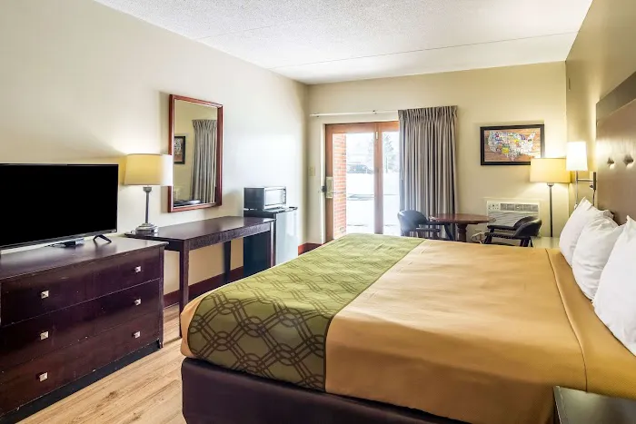 Econo Lodge Cadillac 9