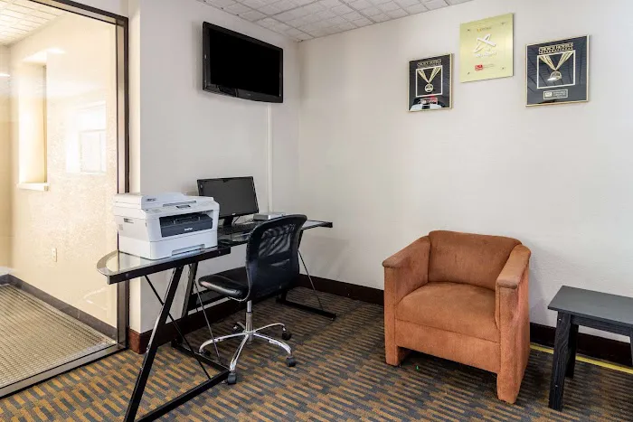 Econo Lodge Cadillac 7