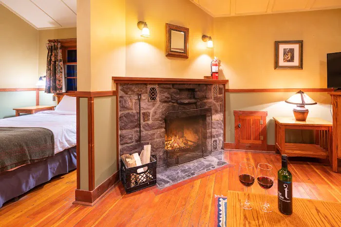 Johnston Canyon Lodge & Bungalows 9