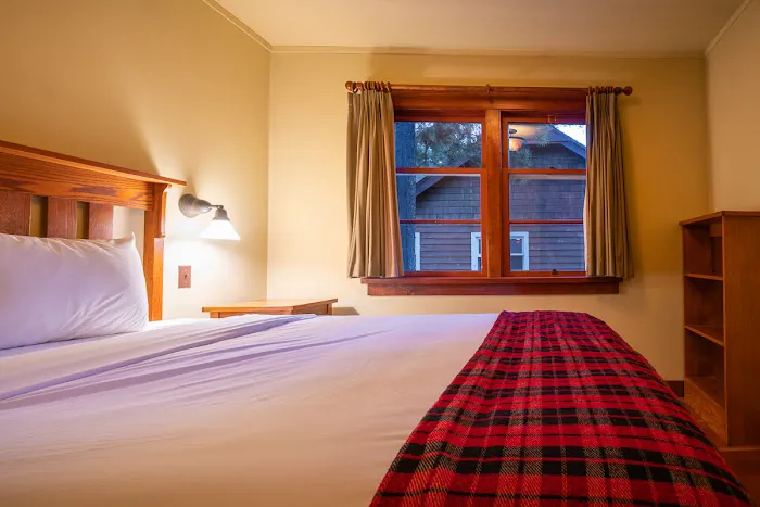 Johnston Canyon Lodge & Bungalows 1