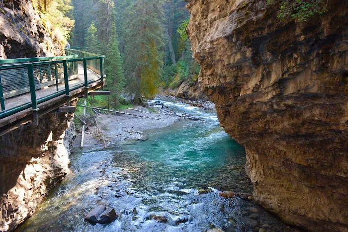 Johnston Canyon Lodge & Bungalows 5