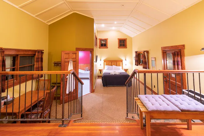 Johnston Canyon Lodge & Bungalows 0