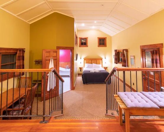 Johnston Canyon Lodge & Bungalows