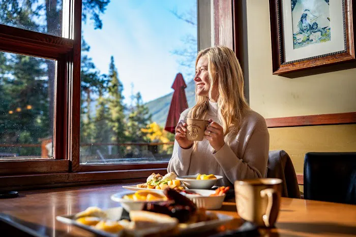 Johnston Canyon Lodge & Bungalows 2
