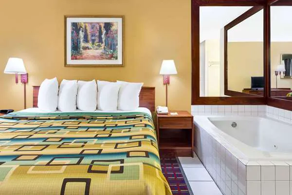 Days Inn by Wyndham Murphy 5