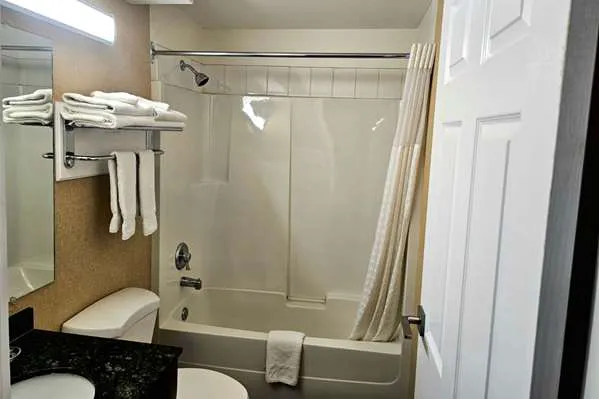Rodeway Inn & Suites 5