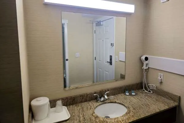 Rodeway Inn & Suites 8
