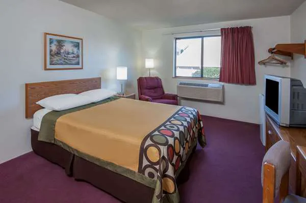 Super 8 by Wyndham Salmon Arm 3