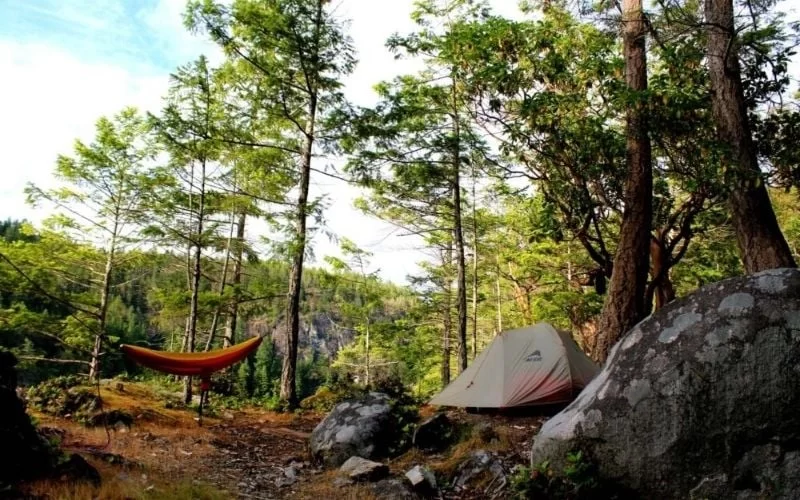 How to Have a Great Camping Trip Without a Tent: A Guide to Tent-Free Outdoor Adventures