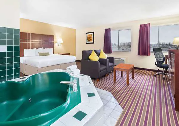 Baymont by Wyndham Bowling Green 6