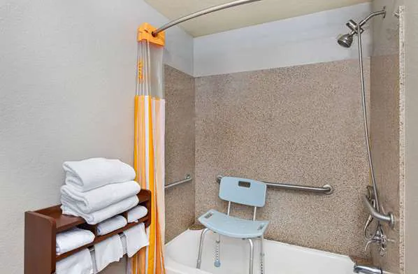 La Quinta Inn & Suites by Wyndham Bowling Green 1