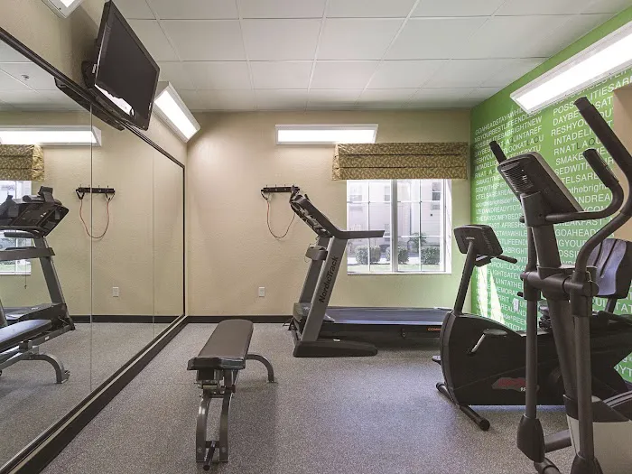 La Quinta Inn & Suites by Wyndham Bowling Green 4