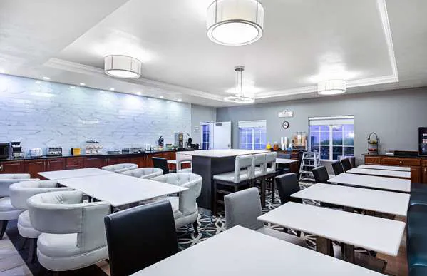 La Quinta Inn & Suites by Wyndham Bowling Green 2