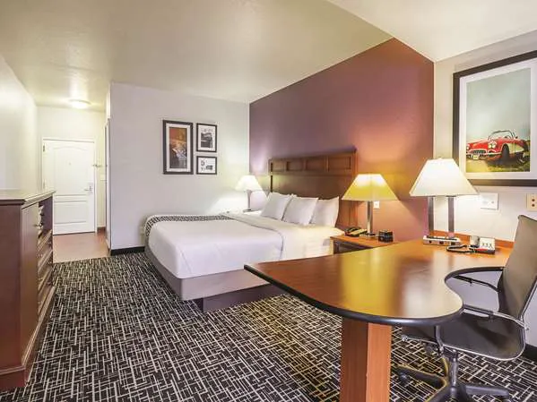 La Quinta Inn & Suites by Wyndham Bowling Green 0