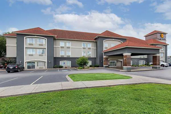 La Quinta Inn & Suites by Wyndham Bowling Green 5