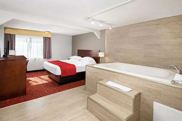 Ramada by Wyndham Bowling Green 1