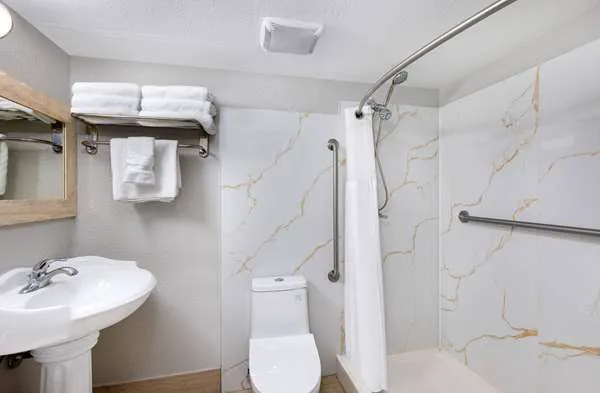 Ramada by Wyndham Bowling Green 7