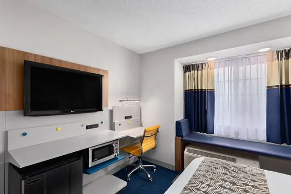Microtel Inn & Suites by Wyndham Bowling Green 9