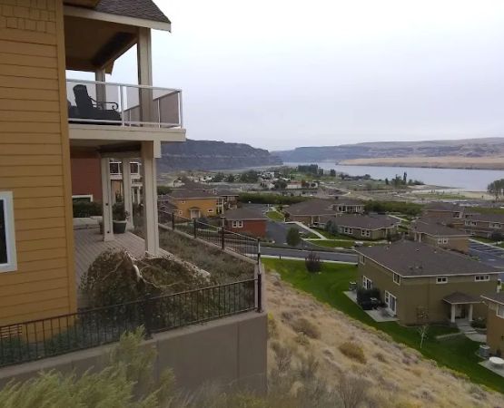 Crescent Bar Resort