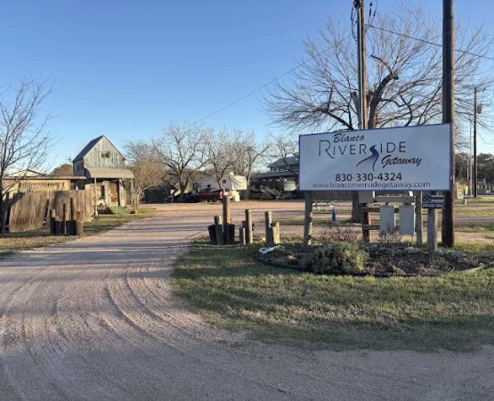 Blanco Riverside Cottages & RV