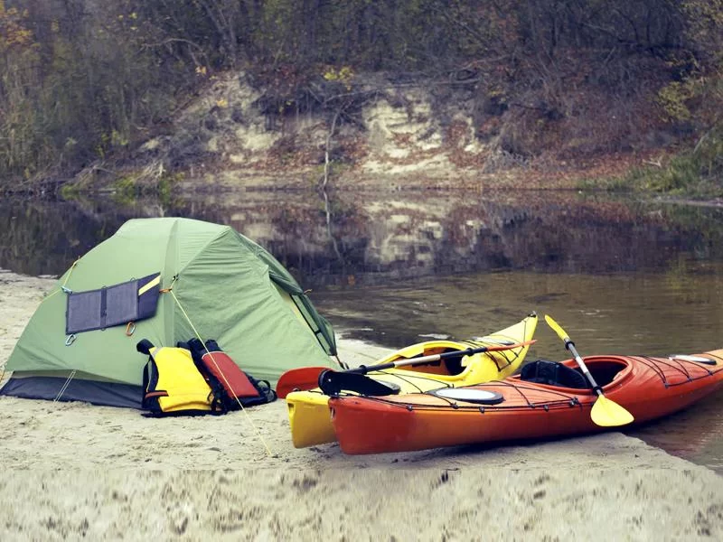 How to Organize a Camping and Kayaking Weekend: Tips for a Fun Adventure