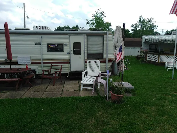Peachie's Lakeside Camping 3