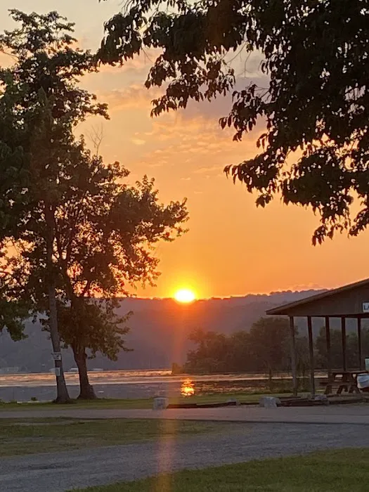 Little Mountain Marina-Camping 5