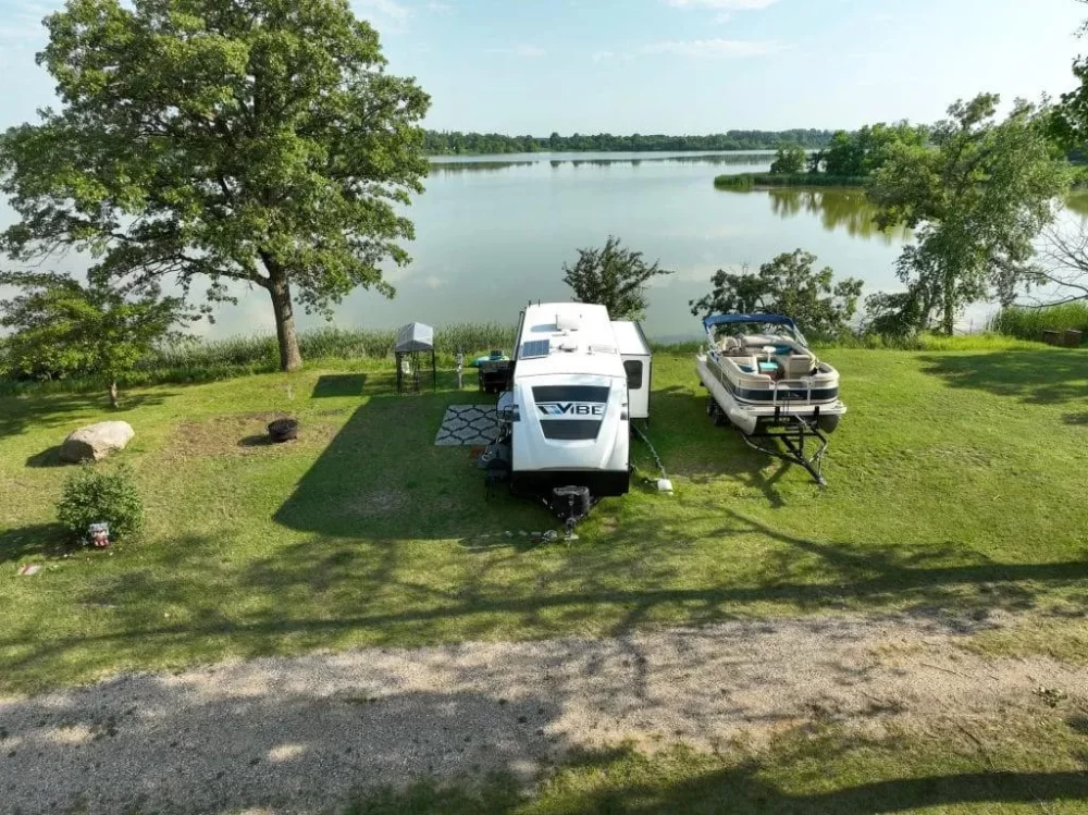 Beautiful Lakeside Retreat for Camping – A Perfect Escape into Nature