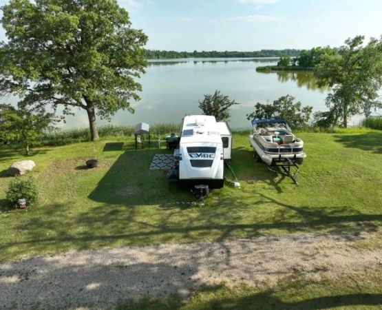 Beautiful Lakeside Retreat for Camping – A Perfect Escape into Nature