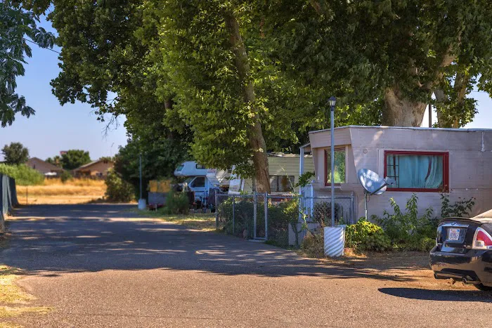 Lazy Corral Trailer & RV Park 3
