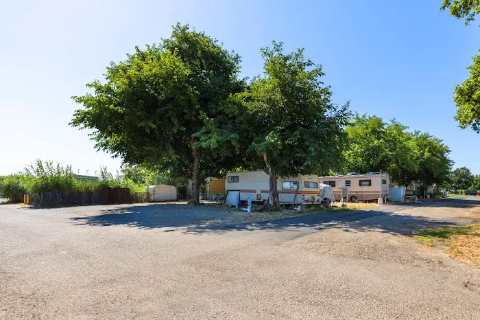 Lazy Corral Trailer & RV Park 6