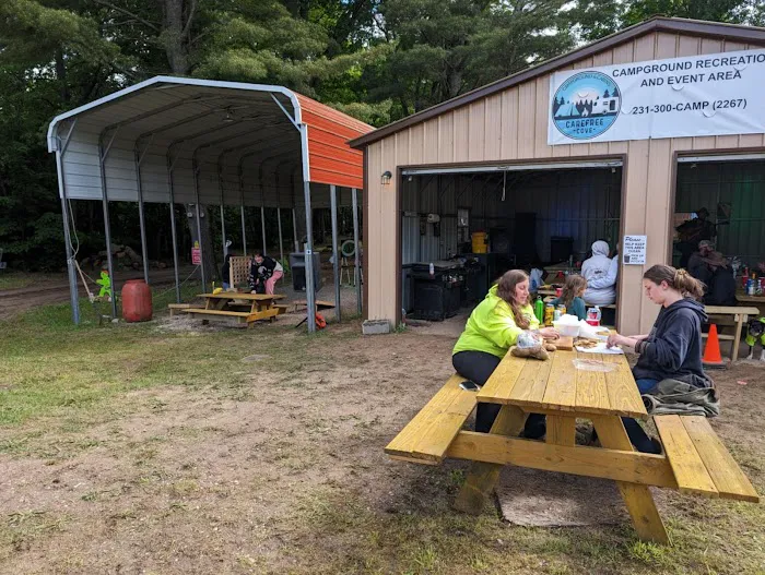 Carefree Cove Campground & Cabins 4