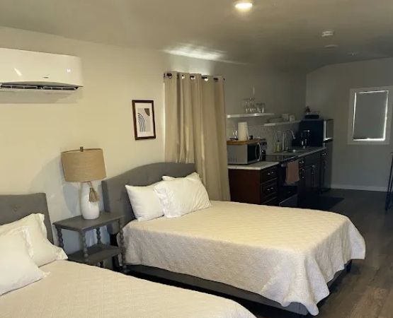 The Weekender Cabins and RV Retreat