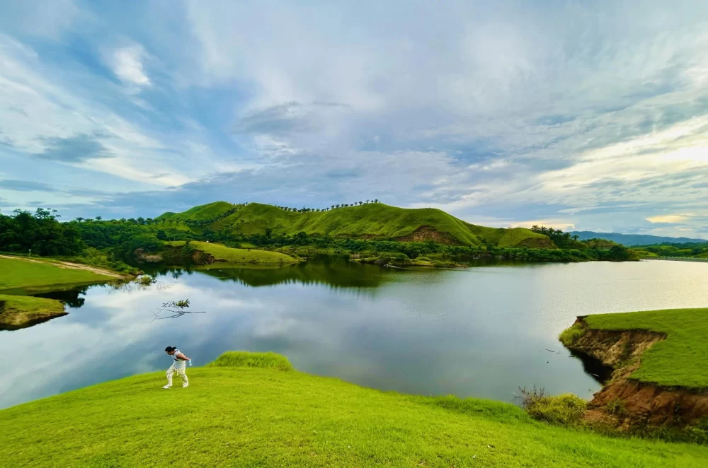 Enjoy Lakeside Camping with Calm Beaches and Scenic Hiking Trails for a Perfect Nature Escape