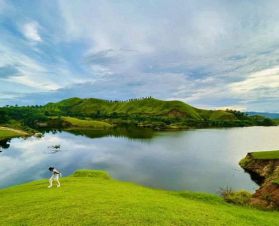 Enjoy Lakeside Camping with Calm Beaches and Scenic Hiking Trails for a Perfect Nature Escape