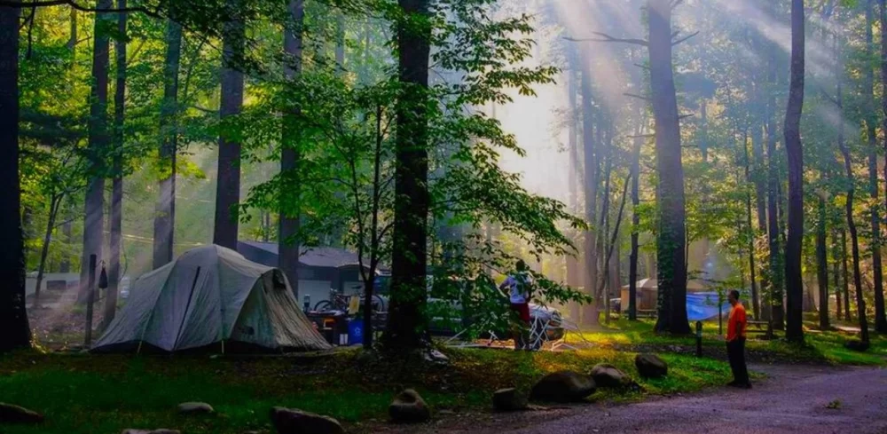 Tranquil Mountain Campgrounds Near Pristine Lakes for Serene Getaways
