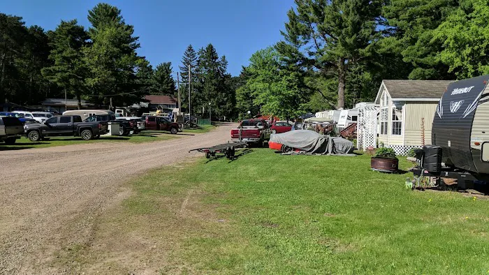 Wolf's Den Tavern & Resort 0