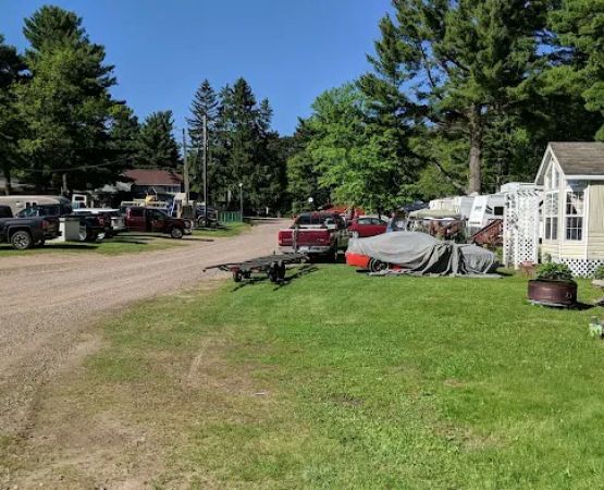 Wolf's Den Tavern & Resort