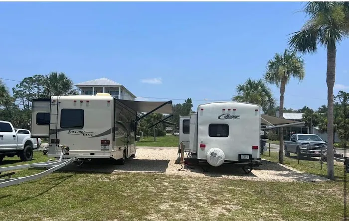 Sweet Paradise RV & Slips 9