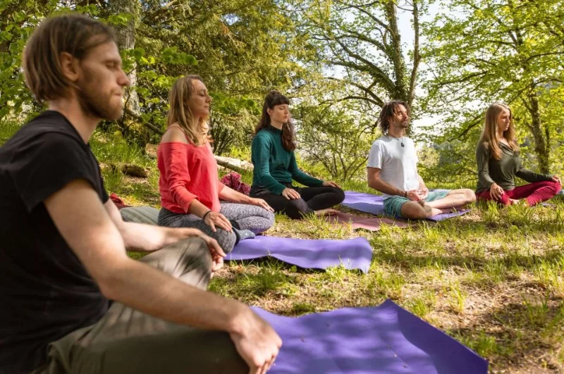 The Benefits of Outdoor Yoga and Meditation Retreats