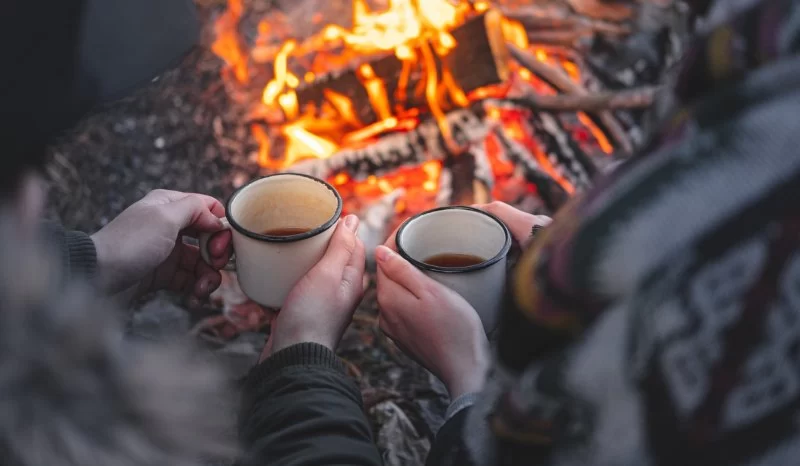 The Best Campfire Drinks to Enjoy: Warm and Refreshing Beverages for Your Next Camping Trip