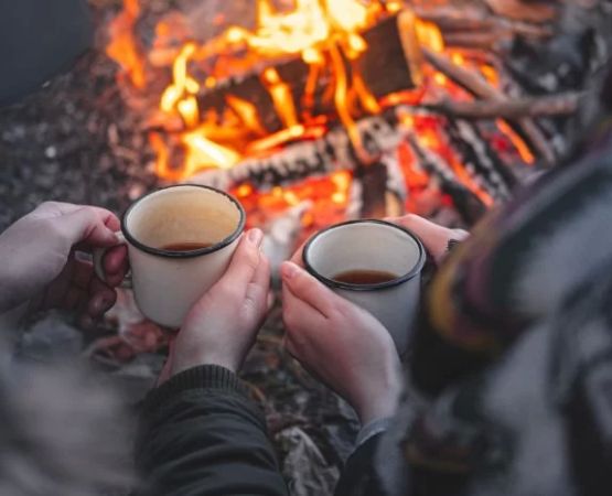 The Best Campfire Drinks to Enjoy: Warm and Refreshing Beverages for Your Next Camping Trip