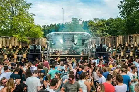 The Benefits of Outdoor Music Festivals and Concerts