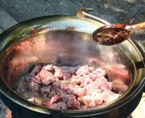 The Best Campfire Beef Stews with Crusty Bread for Outdoor Adventures