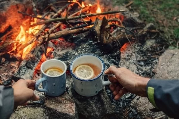 The Best Campfire Drinks to Enjoy for Relaxing Outdoor Nights